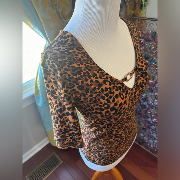 Theee quarter size small Guess Top - Picture 2 of 4